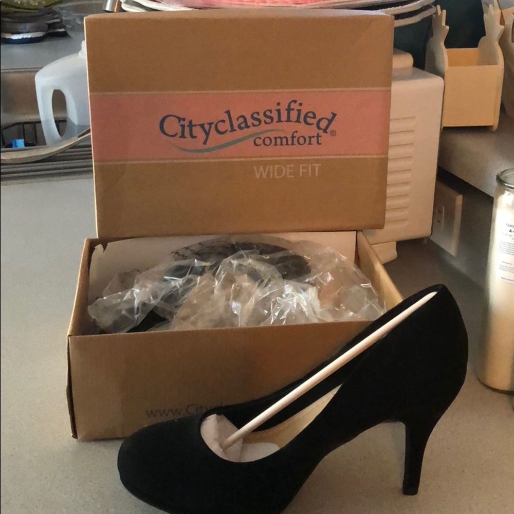 Black wide pumps